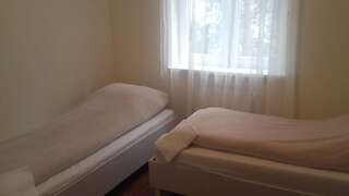 Проживание в семье Noclegi Piastow Piastów Стандартный двухместный номер с 2 отдельными кроватями и общей ванной комнатой-17